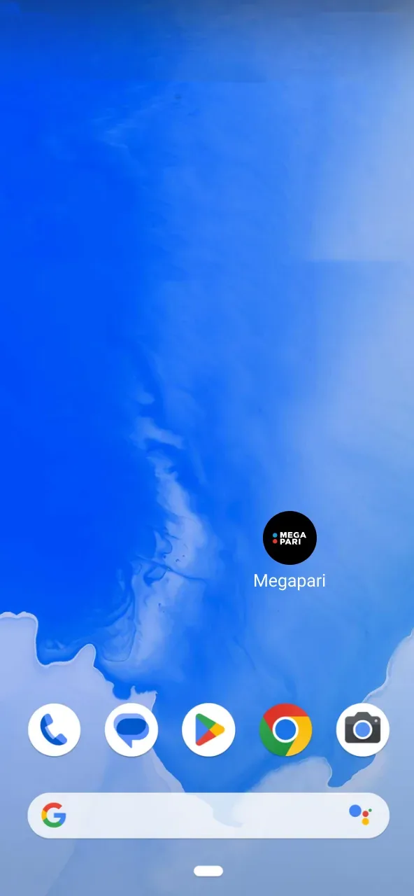 Pantalla de inicio de un teléfono Android con el icono de la aplicación instalado junto a los accesos del sistema.