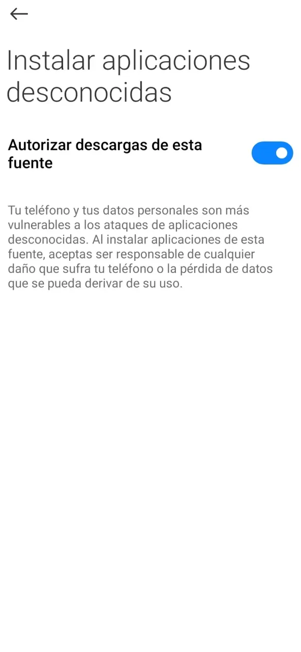 Pantalla de ajustes de Android con el interruptor Autorizar descargas de esta fuente activado y una advertencia de seguridad
